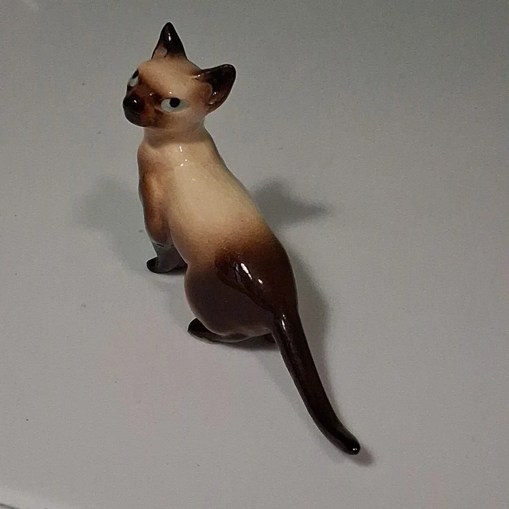 HAGEN RENAKER-Siamese Cat Standing With Tail Out Ceramic Mini Figurine.
